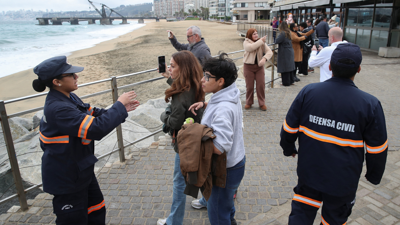 Axentes de Defensa Civil evacuando a costa de Viña del Mar, en Chile. REUTERS/Rodrigo Garrido