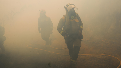 Axentes do equipo de Bombeiros de Galicia traballan nun incendio, a 5 de setembro de 2024, en Crecente, Pontevedra. (Adrián Irago / Europa Press / Arquivo)