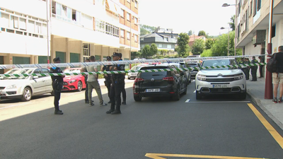 A Garda Civil diante da vivenda onde apareceu a muller morta este venres no Porriño