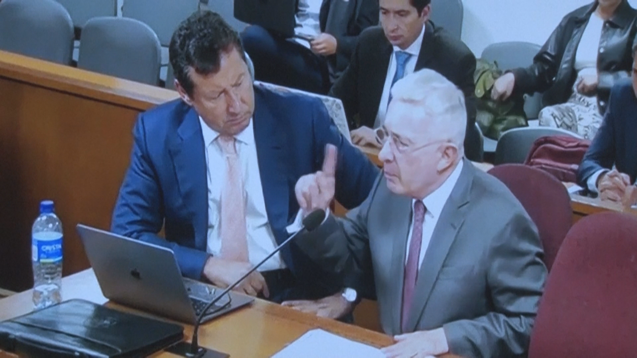 A xuiza condena a Álvaro Uribe por un delito de suborno e outro de fraude procesal