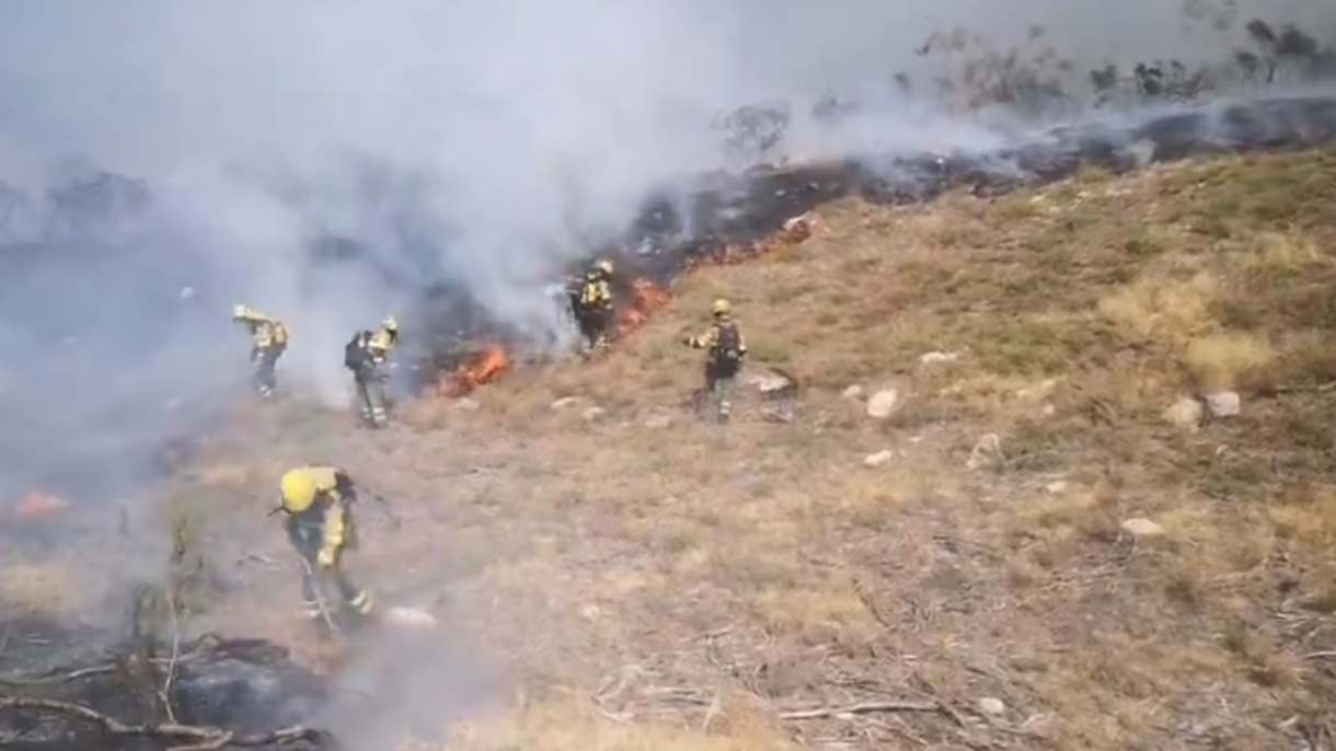 Brigadas traballando no incendio de Vilardevos. Imaxe da @BrifLaza. Foto do video da súa conta en X