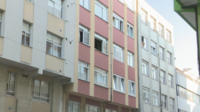 A vivenda incendiada está no terceiro andar deste edificio