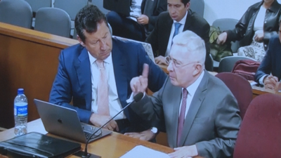 A xuiza condena a Álvaro Uribe por un delito de suborno e outro de fraude procesal