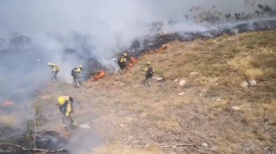 Brigadas traballando no incendio de Vilardevos. Imaxe da @BrifLaza. Foto do video da súa conta en X