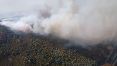 Imaxe aérea do incendio de Vilardevos á chegada da @BrifLaza. Foto do video da súa conta en X