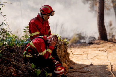 Imaxe dos bombeiros que están a traballar nos incendios de Vila Real, Portugal. Publicado en X por @WildlandFirrefig.