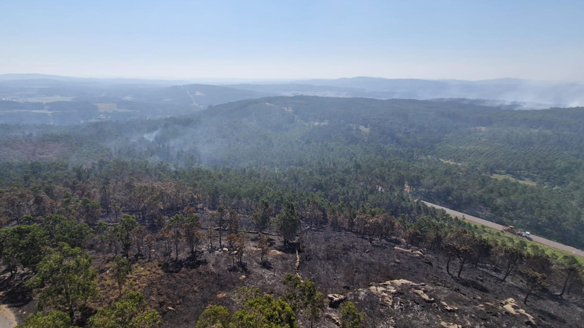 Vista de parte da área queimada en Ponteceso (Garda Civil/EFE)