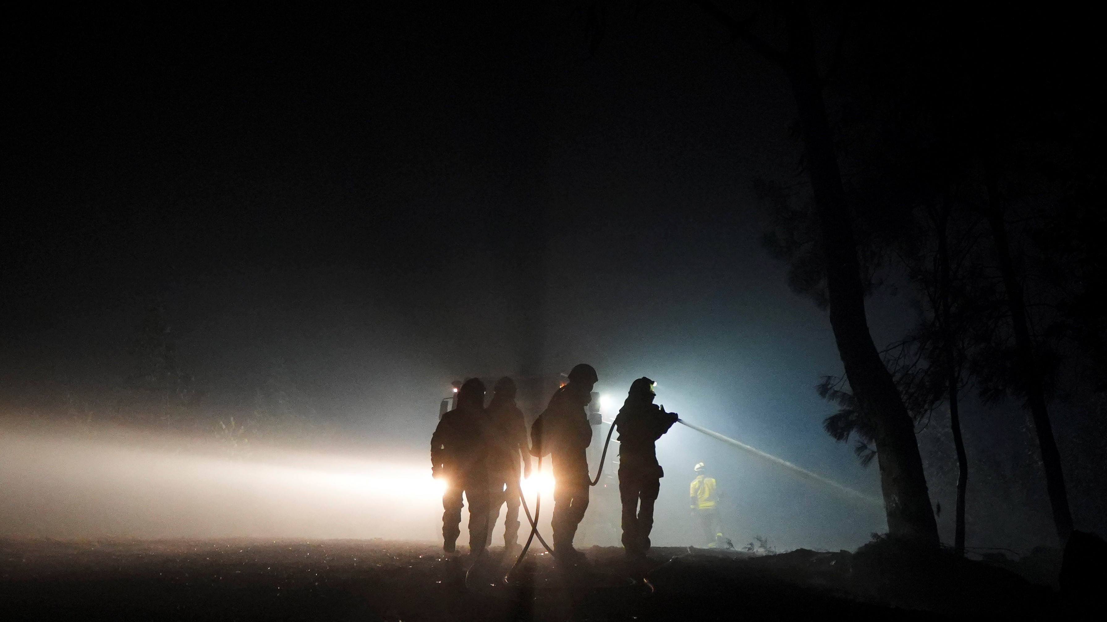 Efectivos antiincendios actuando no incendio e Brantuas (Europa Press/Gustvo de la Paz)