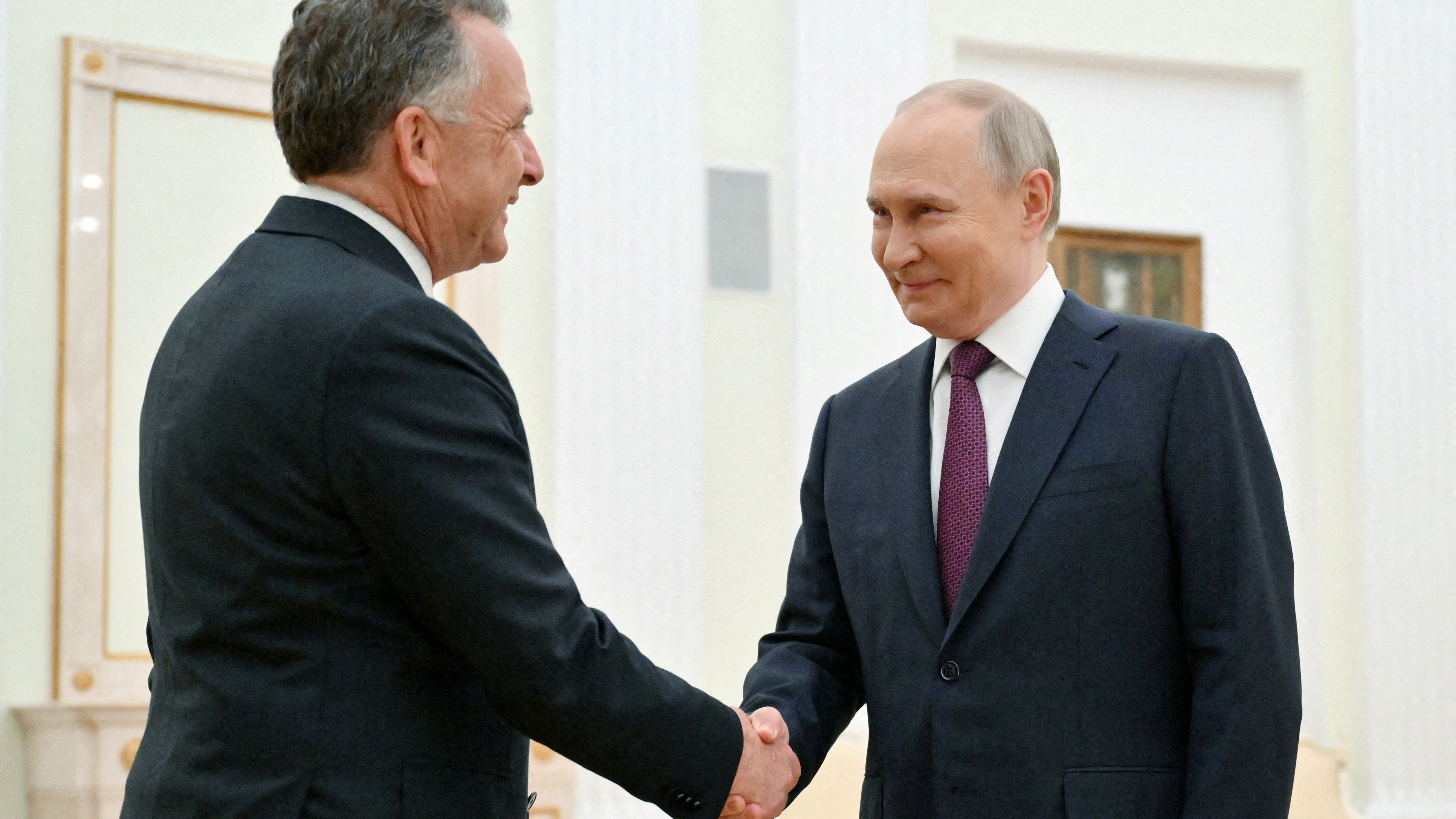 O presidente ruso, Vladimir Putin, xunto o emisario especial da Casa Branca, Steve Witkoff (Kristina Kormilitsyna/Reuters)