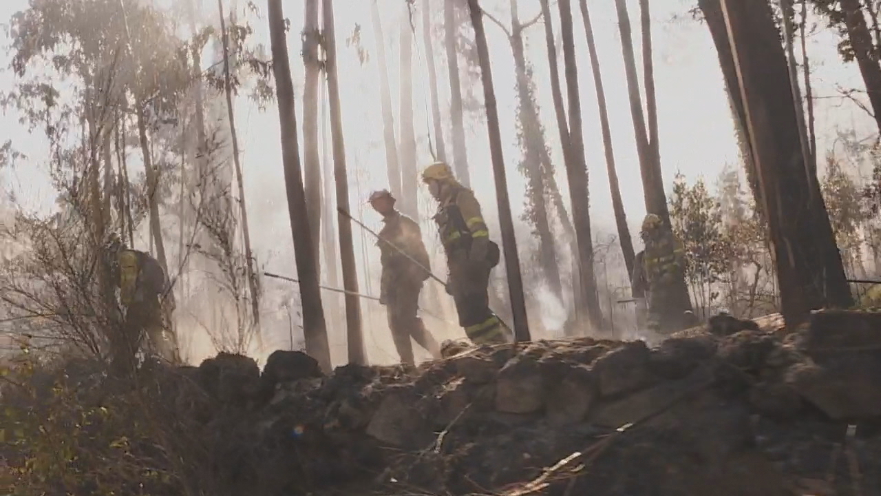 Brigadas forestais no incendio de Camariñas