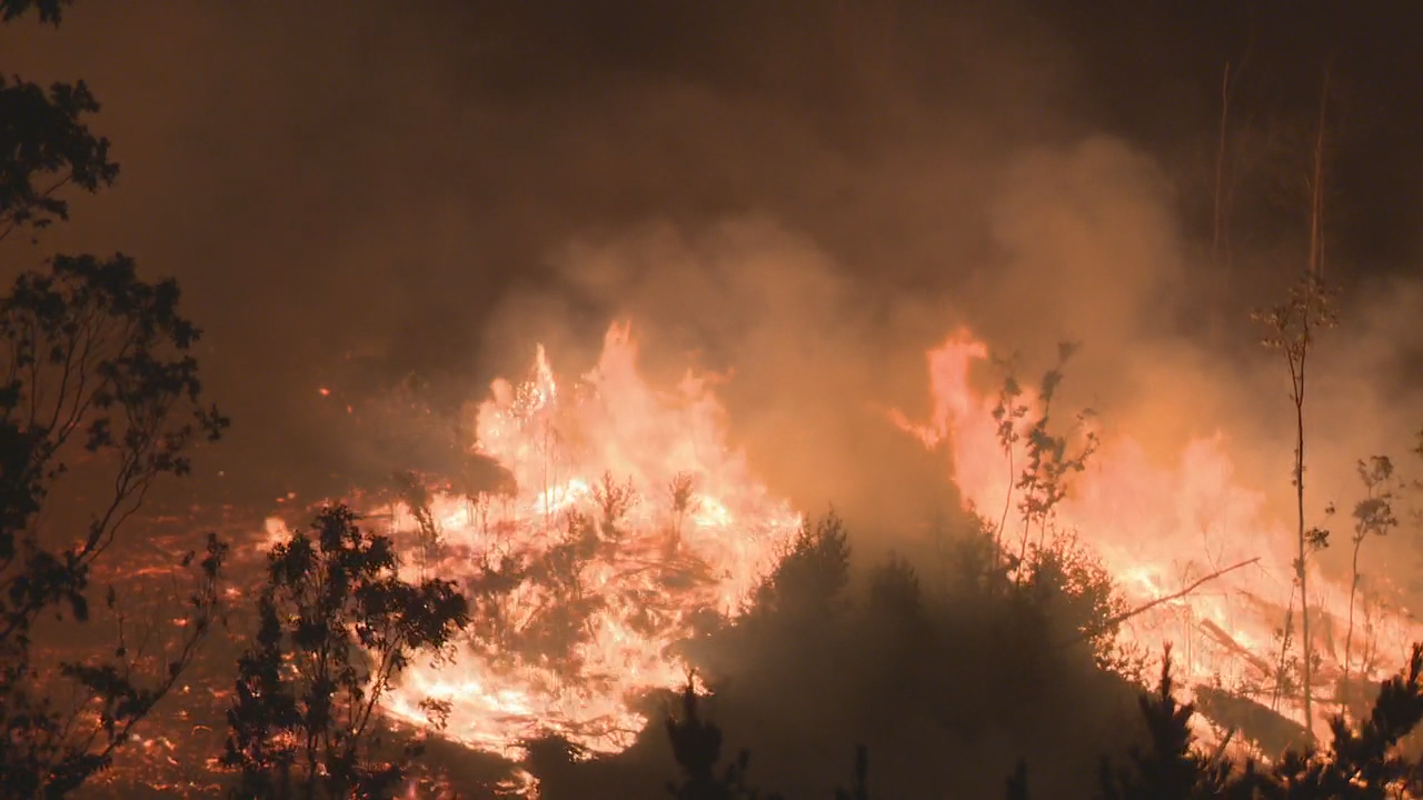 Imaxe desta noite do Incendio forestal na parroquia de Corme, Ponteceso