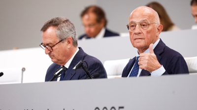 O presidente do Sabadell, Josep Oliu, xunto ao conselleiro delegado, César Gónzalez-Bueno, na xunta xeral de accionistas (EFE/Quique García)