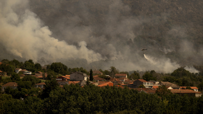 Incendio que afecta o municipio ourensán de Vilardevós (Brais Lorenzo/EFE)