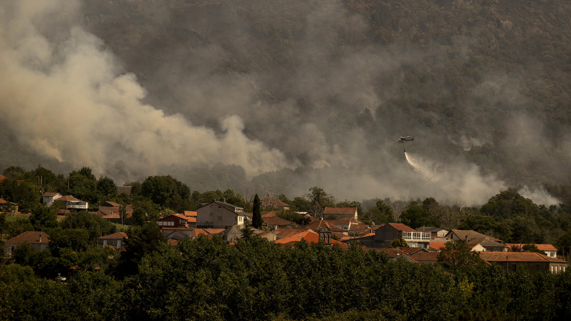 Incendio que afecta o municipio ourensán de Vilardevós (Brais Lorenzo/EFE)
