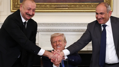 O presidente Donald Trump co presidente de Acerbaixán, Ilham Aliyev, e o primeiro ministro de Armenia, Nikol Pashinyan/Kevin Lamarque/Reuters