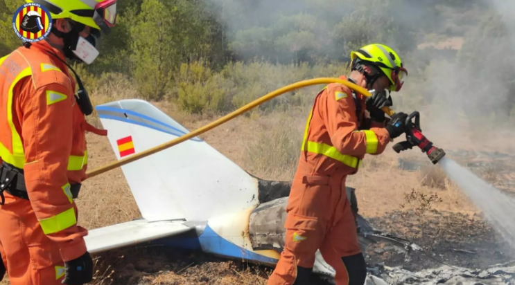 Bombeiros apagando o incendio tras a caída da avioneta. Foto: Consorci Provincial de Bombers de Valencia