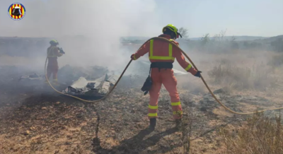 Os bombeiros apagan o incendio tras a caída da avioneta. Foto: Consorci Provincial de Bombers de Valencia