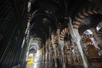 Imaxe do interior da mesquita-catedral en obras tras o incendio. Foto: EFE/Salas