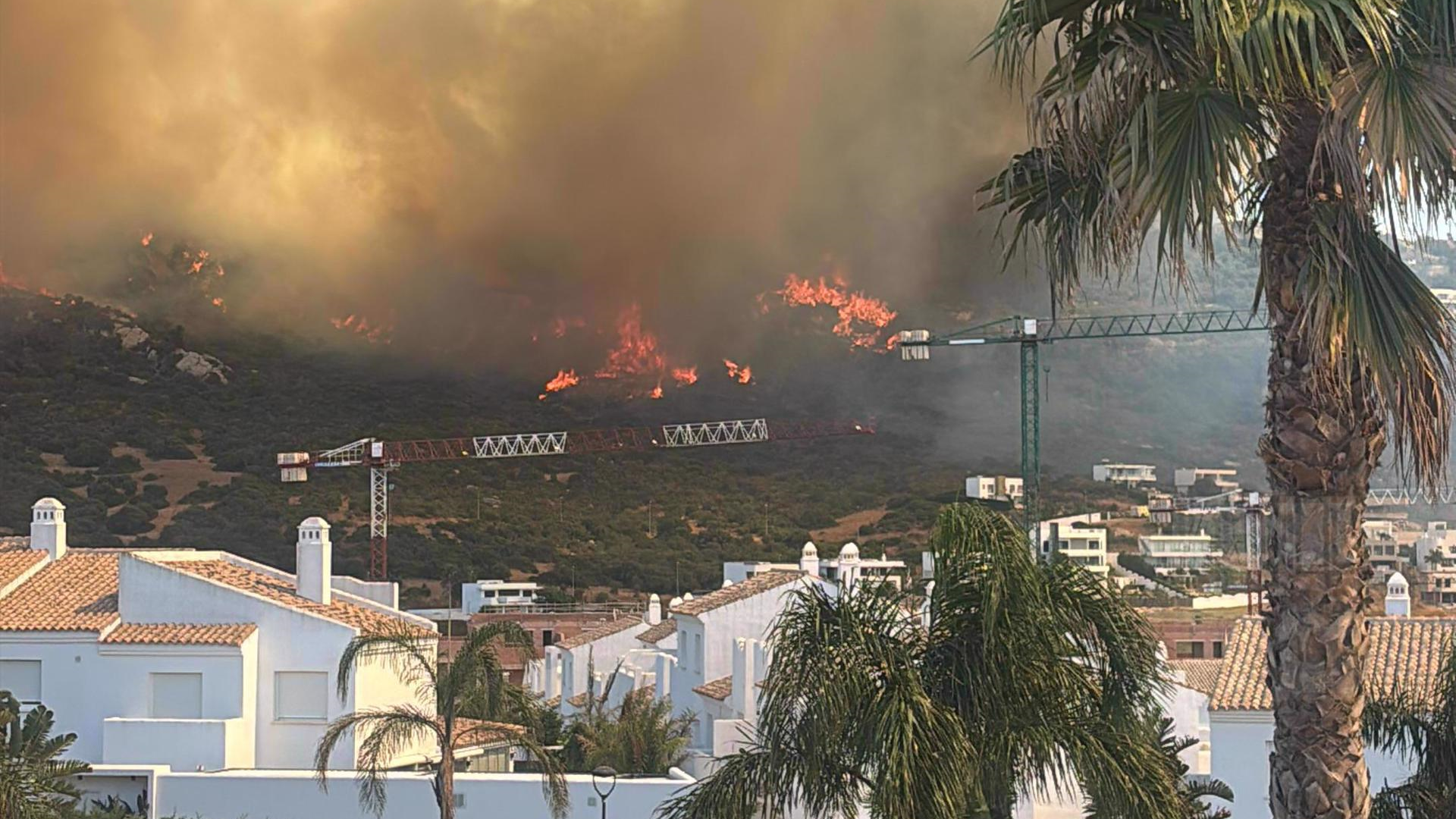 Desaloxo preventivo de vivendas e vehículos situados na zona de praia de Atlanterra, en Tarifa (Ricardo Fernández/EFE)