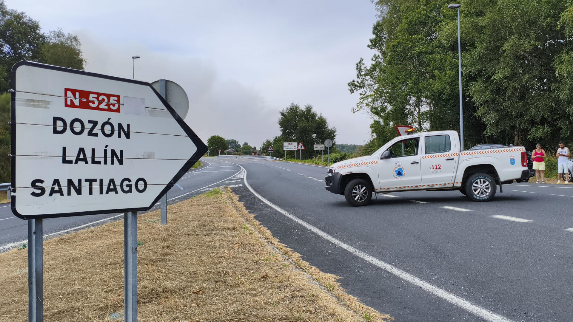 Estrada cortada nas proximidades do municipio de Piñor por mor do incendio declarado na localidade de Dozón/Josechu Ortiz/EFE