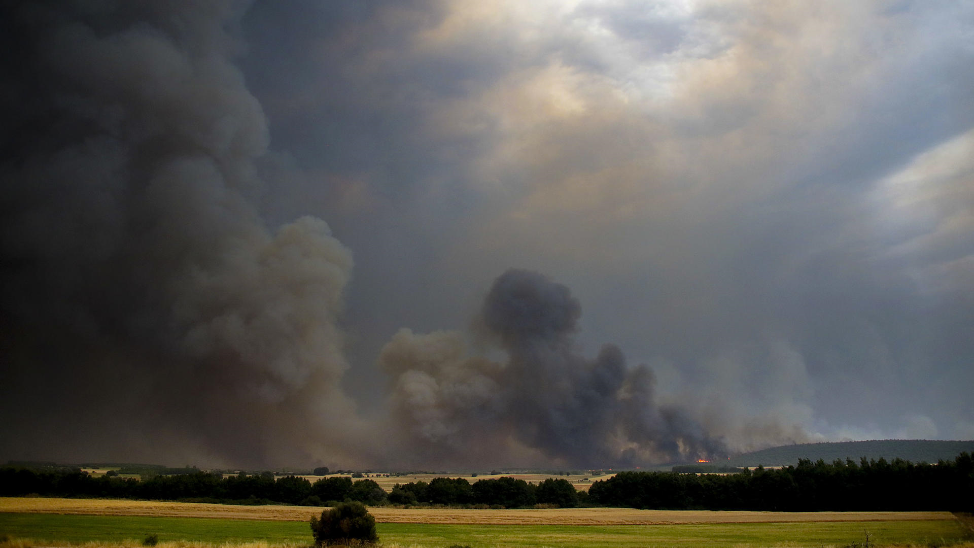 O avance das lapas na provincia de León do incendio iniciado en Molezuelas da Carballeda (J.Casares/EFE)