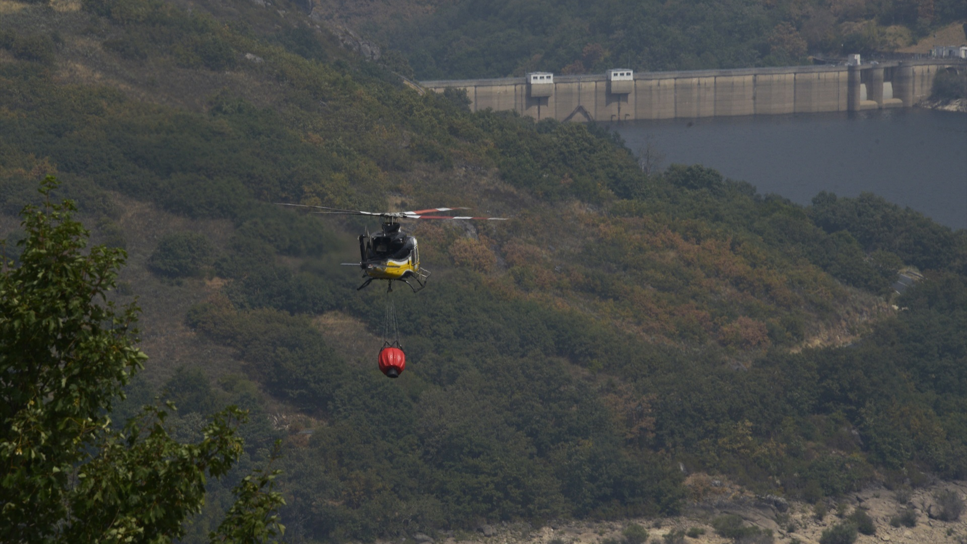 Un helicóptero de extinción recolle auga no encoro de Chandrexa de Queixa para traballar nos incendios do Macizo Central (Foto de arquivo/Rosa Veiga/Europa Press)