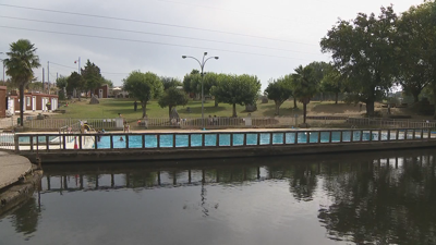 Piscina municipal de Monterroso a carón do río Ulla esta mañá