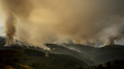 Vista do incendio que se rexistra nos arredores de Maceda (Brais Lorenzo/EFE)