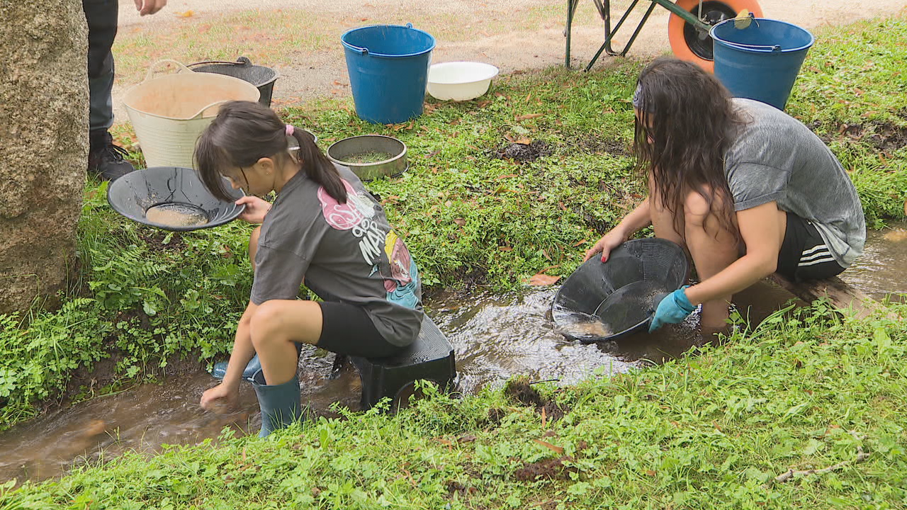 Aprenden a buscar ouro no río Masma en Alfoz, que xa se explotaba na ...