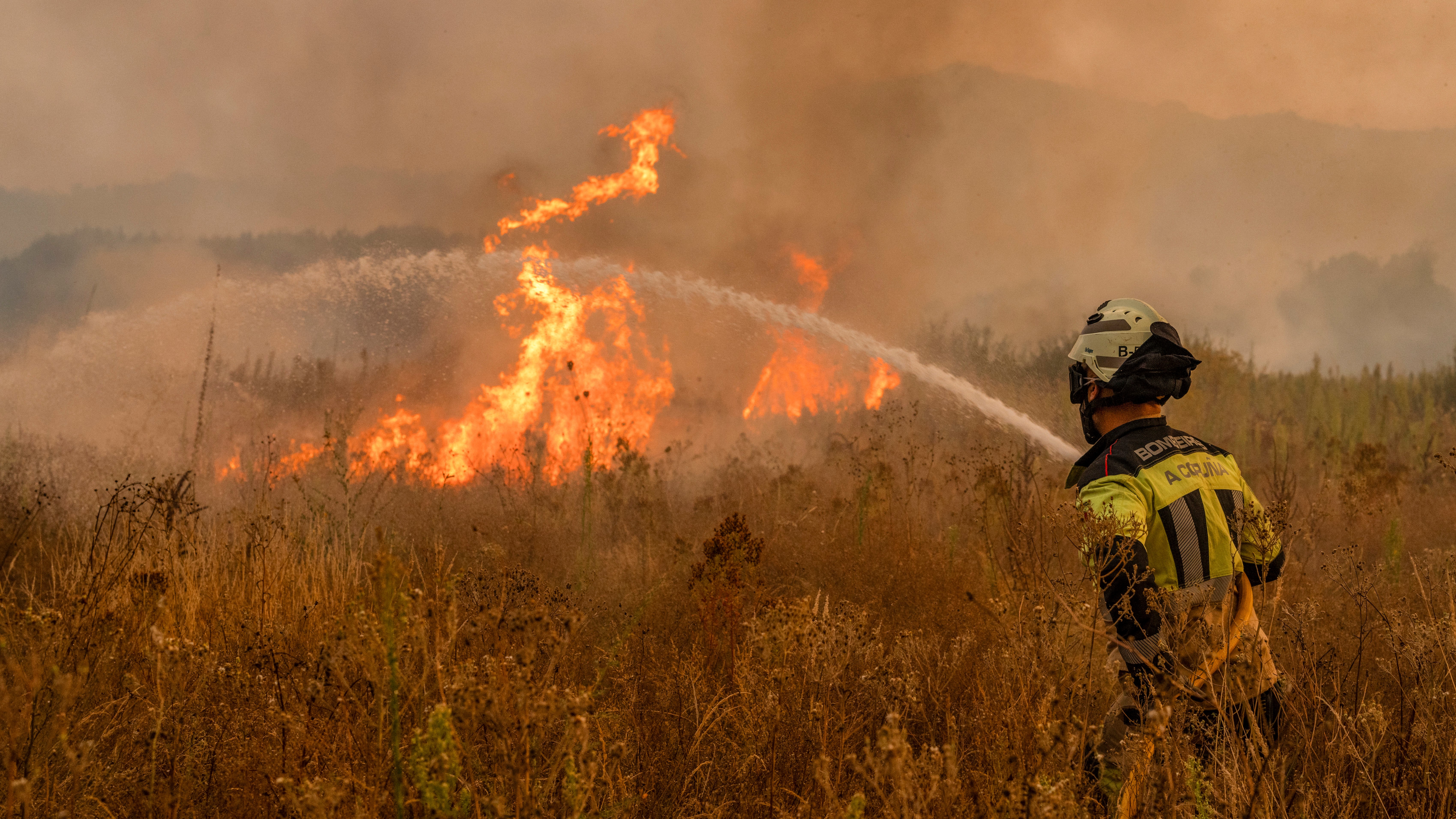 Bombeiro forestal actuando no incendio de Monterei (EFE/Brais Lorenzo)