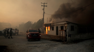 Os bombeiros tratan de apagar un incendio nunha casa en Grecia (REUTERS/Louiza Vradi)