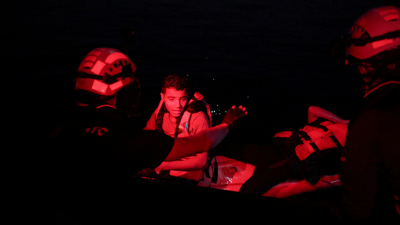 Membros da ONG Sea Watch rescatan un inmigrante náufrago no Mediterráneo. REUTERS/Louisa Gouliamaki.