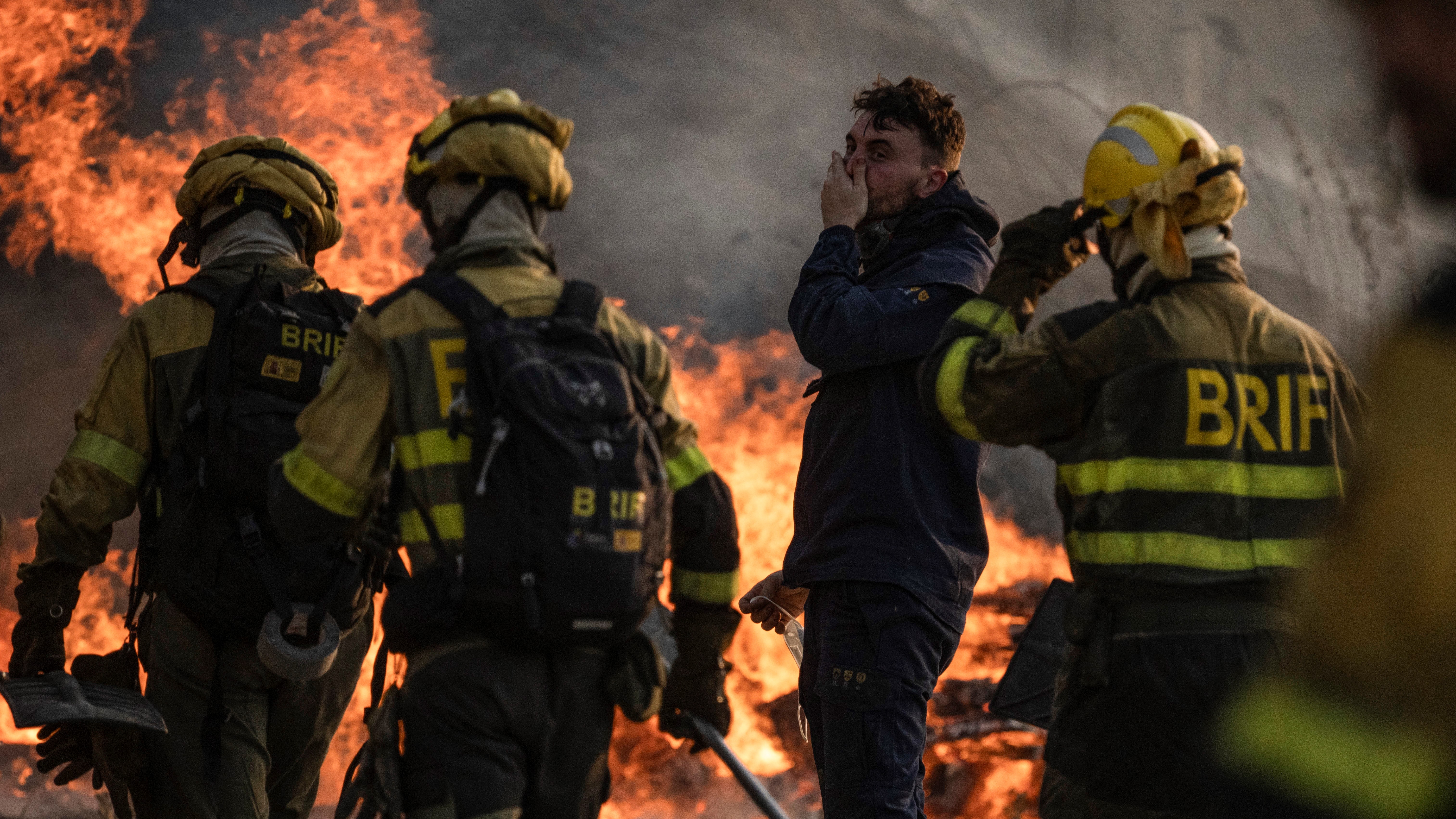 Bombeiros forestais actuando no incendio de Monterrei (EFE/Brais Lorenzo)