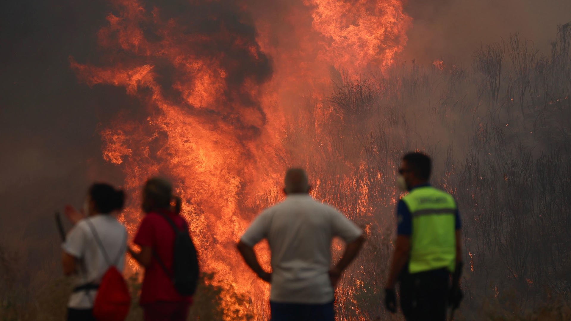 O incendio da Gudiña cortaba a A-52 este xoves ( EFE/ Sxenick)