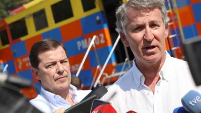 Núñez Feijóo e Fernández Mañueco no Posto de Mando Avanzado de Palacios do Sil (EFE/Ana F. Barredo)