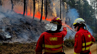 A UME na extinción do incendio de Oímbra. Imaxe da conta de X do Ministerio de Defensa @Defensagob.