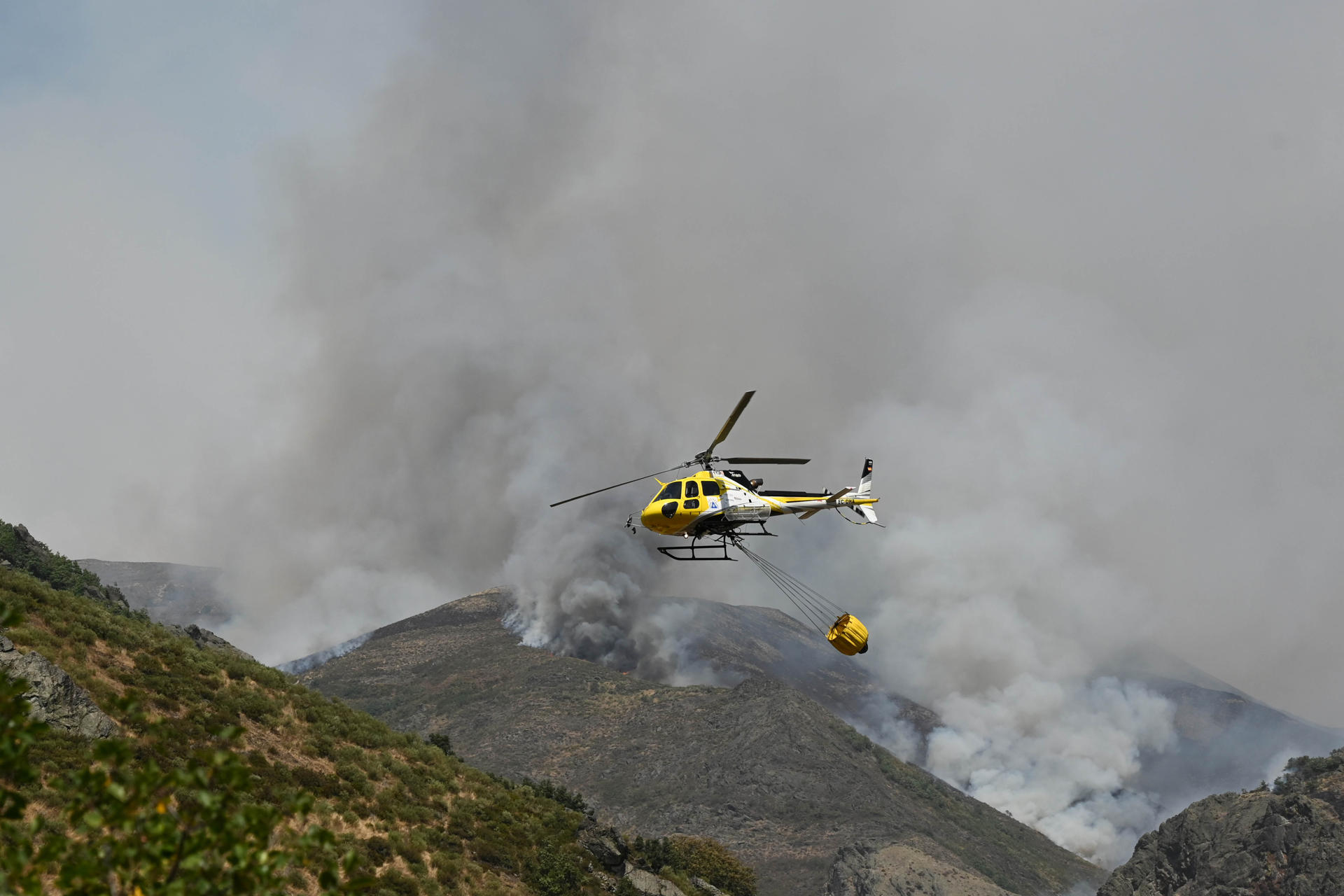 Incendio de Barniedo, León . Foto: EFE/J. Casares.