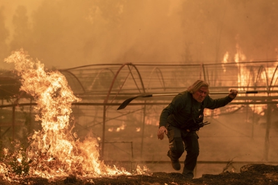 Garda forestal traballando na extinción do incendio de Carballeda de Avia. Foto: EFE/Brais Lorenzo
