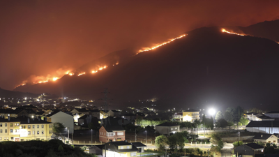 Vista do incendio en Vilamartín de Valdeorras e O Barco de Valdeorras (Sxenick/EFE)