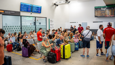 Varias persoas esperando na estación de Chamartín-Clara Campoamor (Gabriel Luengas/Europa Press)