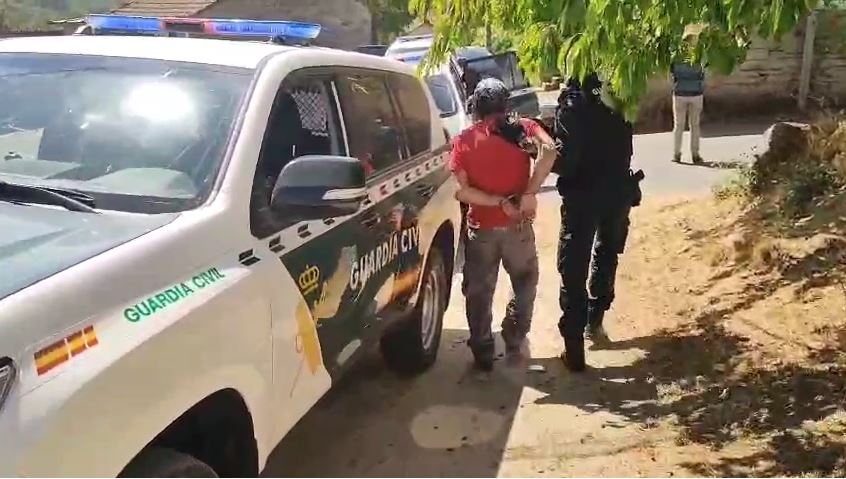 Momento da detención por parte da Garda Civil (Garda Civil)