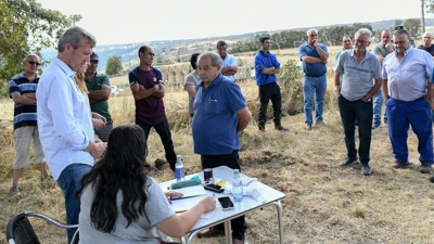 Alfonso Rueda visita un dos repartos de alimentación para gando en Chandrexa de Queixa (Ourense)