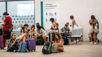 Varias persoas esperando na estación de Chamartín (Gabriel Luengas/Europa Press)