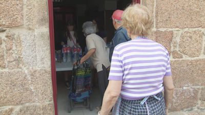 Reparten botellas e garrafas de auga mineral