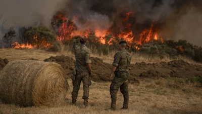 Dous soldados do exército no novo incendio declarado este mércores na Gudiña. EFE/Brais Lorenzo.