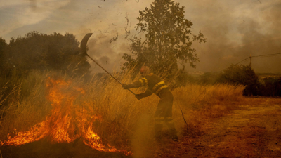 Un voluntario realiza labores de extinción no incendio de Oímbra/Brais Lorenzo/EFE