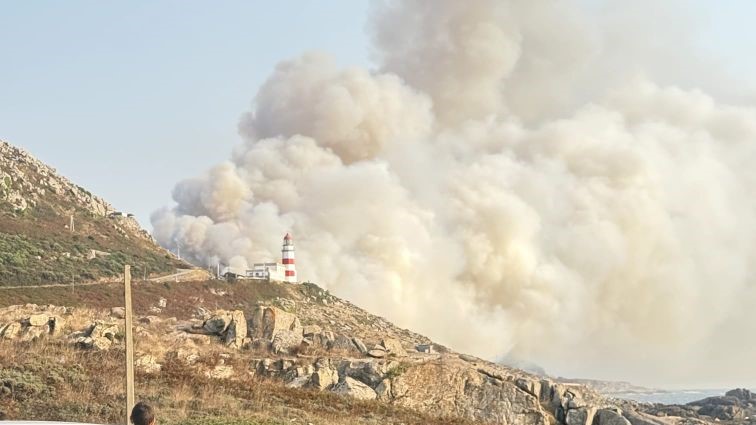 Cabo Silleiro co incendio de Oia ao fondo