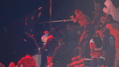 Seareiros enfróntanse nunha tribuna no estadio Liberadores de América en Avellaneda (Juan Ignacio Roncoroni/EFE)
