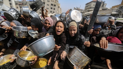Desprazados en Gaza esperando para recibir alimentos (Europa Press/Rizek Abdeljawad)