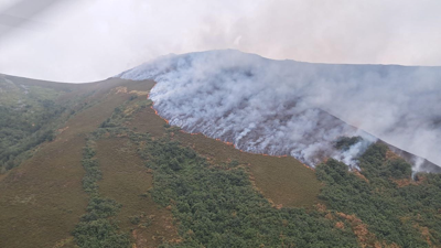 Vista do incendio en Trascastro, na comarca do Bierzo (EFE)